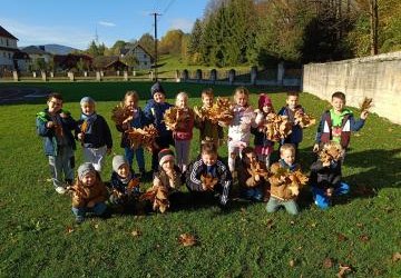 Jesienne spacery i zabawy przedszkolaków 🍂