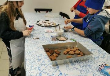 Uczniowie klasy 2 pieką świąteczne pierniczki