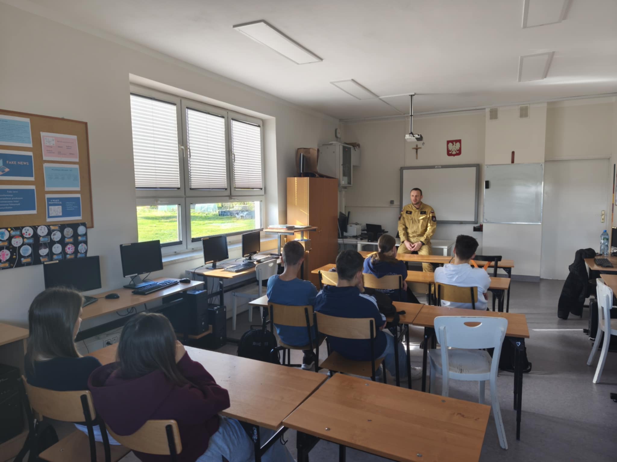 Spotkanie ze strażakiem- lekcja edukacji dla bezpieczeństwa w klasie ósmej