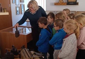 Spacer do biblioteki publicznej w Tymbarku, a także do izby pamięci