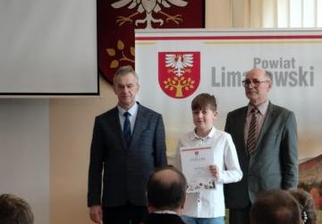 Jan Pach z kl 5 odebrał dyplom i nagrodę za zajęcie I miejsca w Powiatowym Konkursie na Ekologiczny Stroik Bożonarodzeniowy.