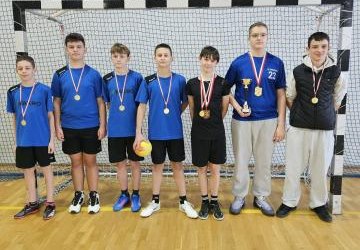 Sukces drużyny chłopców w Gminnym Turnieju Piłki Ręcznej w ramach rozgrywek do powiatowych Igrzysk Młodzieży Szkolnej.